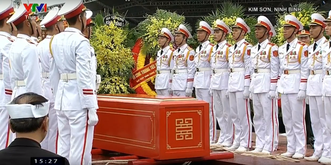 Lễ an táng Chủ tịch nước Trần Đại Quang tại quê nhà Ninh Bình - Ảnh 9.