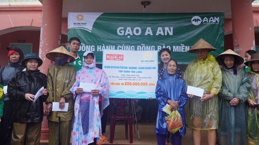 Tạp chí Kinh tế Việt Nam và Tập đoàn Tân Long tặng quà cho bà con vùng lũ - Ảnh 10