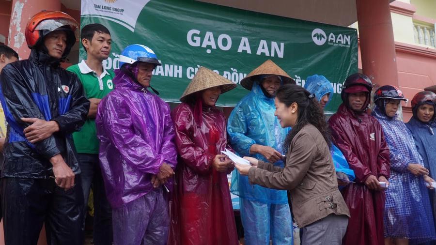 Tạp chí Kinh tế Việt Nam và Tập đoàn Tân Long tặng quà cho bà con vùng lũ - Ảnh 2