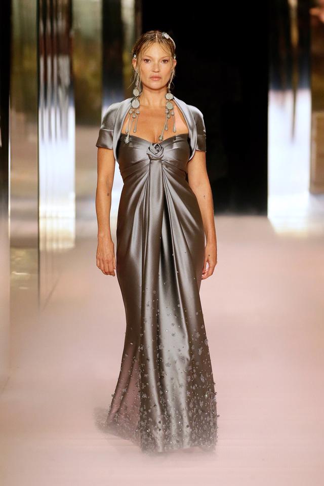 BST Haute Couture Xuân Hè 2021 của Fendi: những nữ thần cổ điển - Ảnh 2.