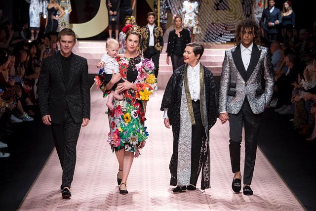 BST ngập sắc hoa cho mọi lứa tuổi của Dolce & Gabbana - Ảnh 17.