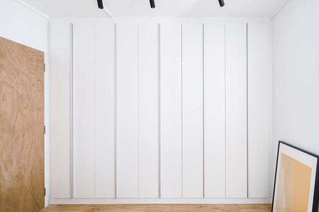 Căn hộ tối giản với nội thất gỗ dán - Ảnh 5.