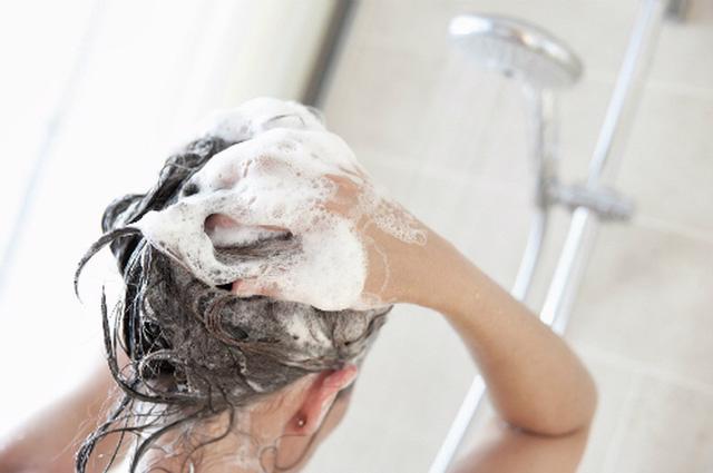 Tìm nguyên nhân khiến tóc của bạn xơ rối và hư tổn - Ảnh 3.