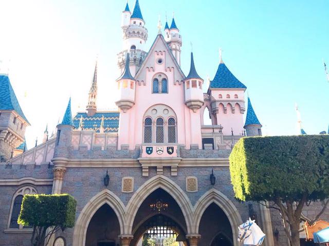 Những bí mật có thể bạn chưa biết về các lâu đài Disney trên khắp thế giới - Ảnh 12.