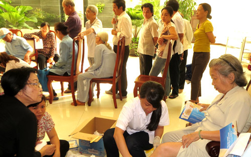 Vinamilk chăm sóc sức khoẻ cho người cao tuổi Tp.HCM 1 Vinamilk chăm sóc sức khoẻ cho người cao tuổi Tp.HCM 1
