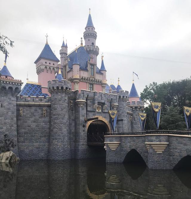 Những bí mật có thể bạn chưa biết về các lâu đài Disney trên khắp thế giới - Ảnh 19.