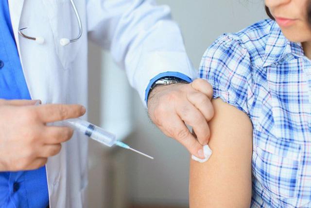 Vì sao phải tiêm vắc-xin cúm cho trẻ hằng năm? - Ảnh 2.