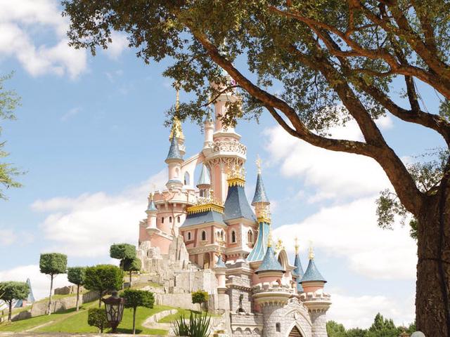 Những bí mật có thể bạn chưa biết về các lâu đài Disney trên khắp thế giới - Ảnh 24.