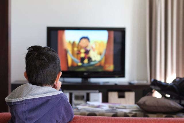 Trẻ có nguy cơ béo phì, tăng động nếu xem tivi nhiều - Ảnh 1.