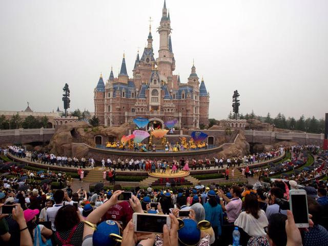 Những bí mật có thể bạn chưa biết về các lâu đài Disney trên khắp thế giới - Ảnh 25.