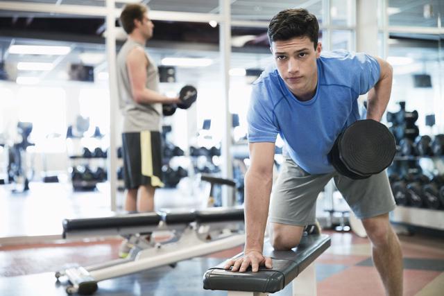 6 sai lầm khi tập gym có thể gây hại đến sức khỏe - Ảnh 1.