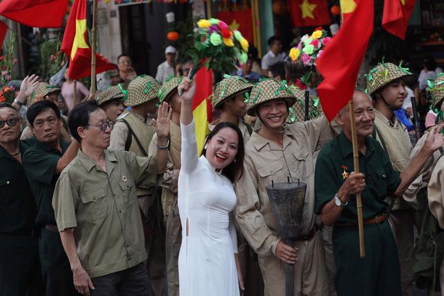 Tái hiện ký ức Hà Nội đón mừng đoàn quân giải phóng - Ảnh 5.