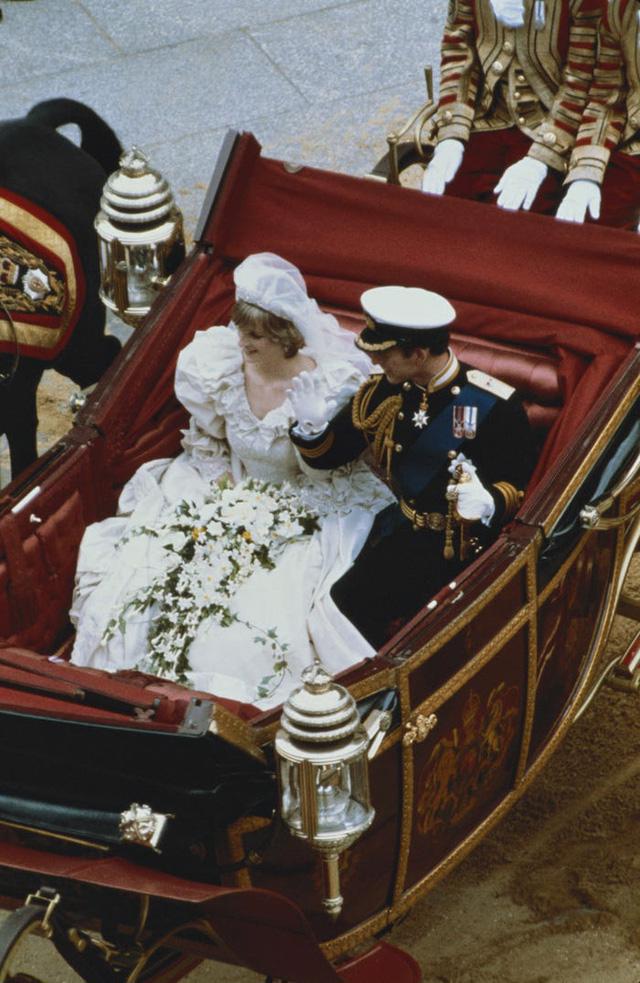 10 điều đặc biệt về chiếc váy cưới của Công nương Diana - Ảnh 6.
