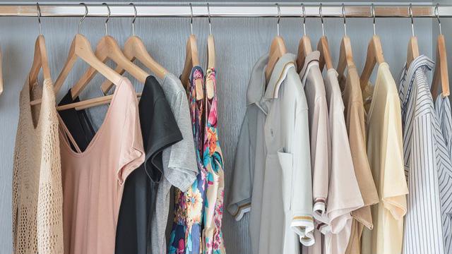 10 món đồ tuyệt vời bạn cần có trong tủ quần áo - Ảnh 1.