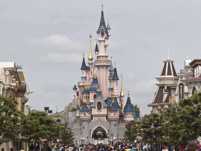 Những bí mật có thể bạn chưa biết về các lâu đài Disney trên khắp thế giới - Ảnh 7.