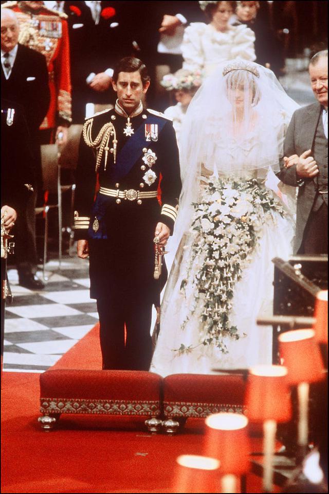10 điều đặc biệt về chiếc váy cưới của Công nương Diana - Ảnh 7.