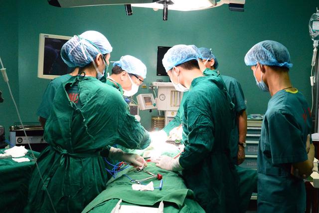 Phẫu thuật thành công ung thư tuyến giáp cho bệnh nhân dân tộc Thái - Ảnh 2.