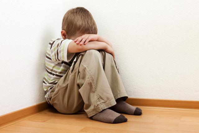 Nhận biết sớm dấu hiệu trẻ tự kỷ và cách chăm sóc - Ảnh 1.