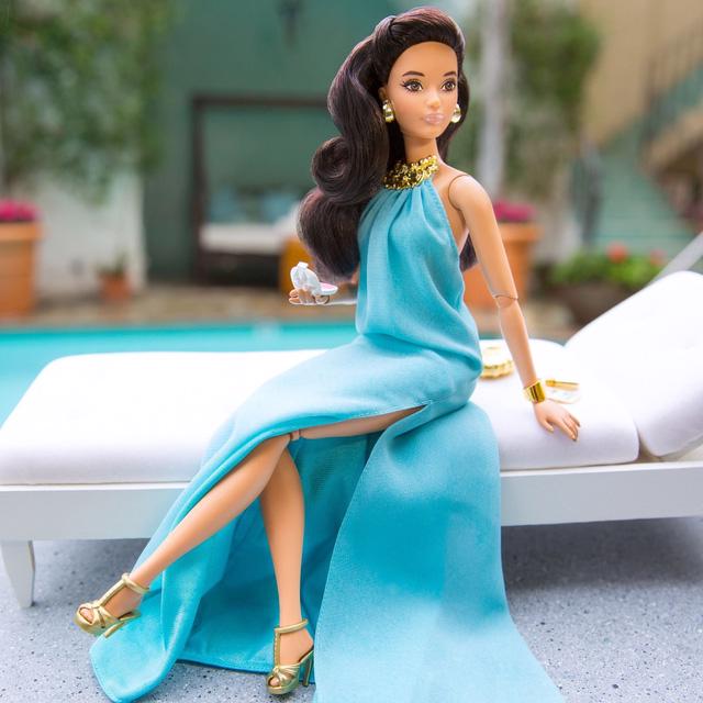 Búp bê Barbie: quyến rũ học sinh, mất lòng phụ huynh - Ảnh 6.