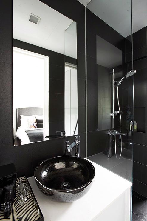 Phòng tắm sang trọng chỉ với hai tông màu đen và trắng - Ảnh 1.