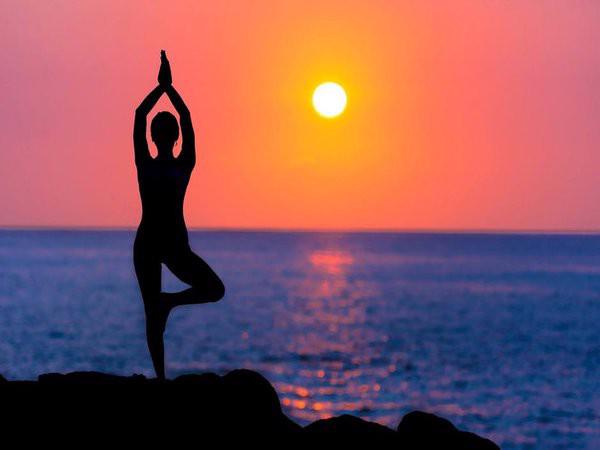 11 tư thế yoga chữa đau mỏi cơ hiệu quả - Ảnh 1.
