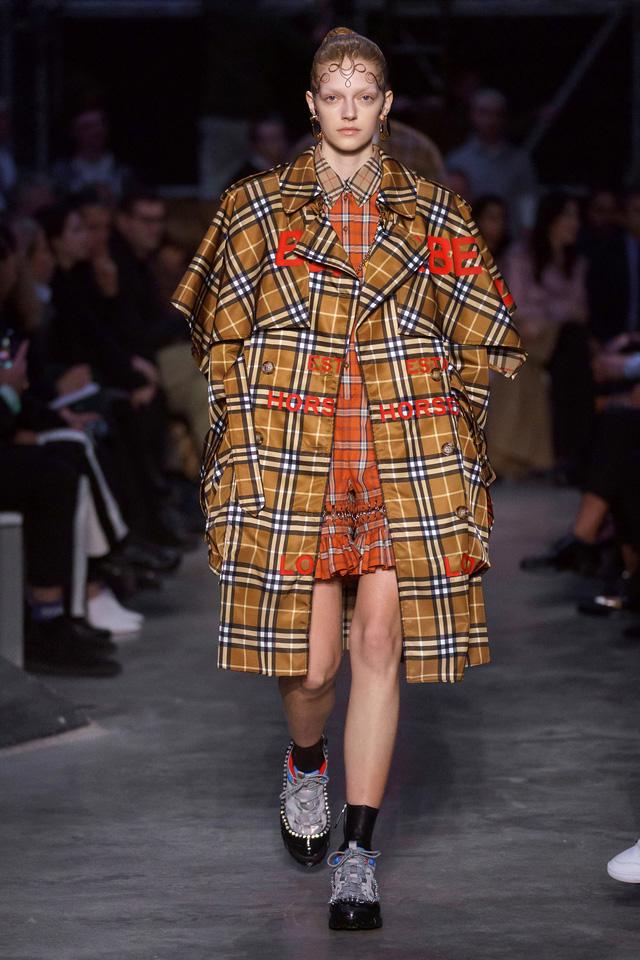 BST Burberry tại London Fashion Week 2019: sự trở lại của Riccardo Tisci - Ảnh 9.