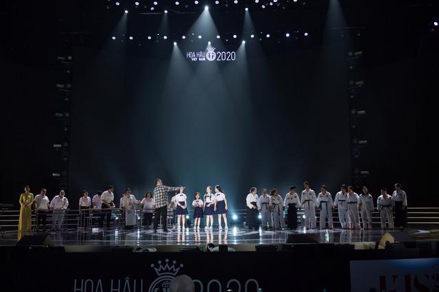 Đột nhập sân khấu Đêm chung kết Hoa hậu Việt Nam 2020 trước giờ G - Ảnh 1.