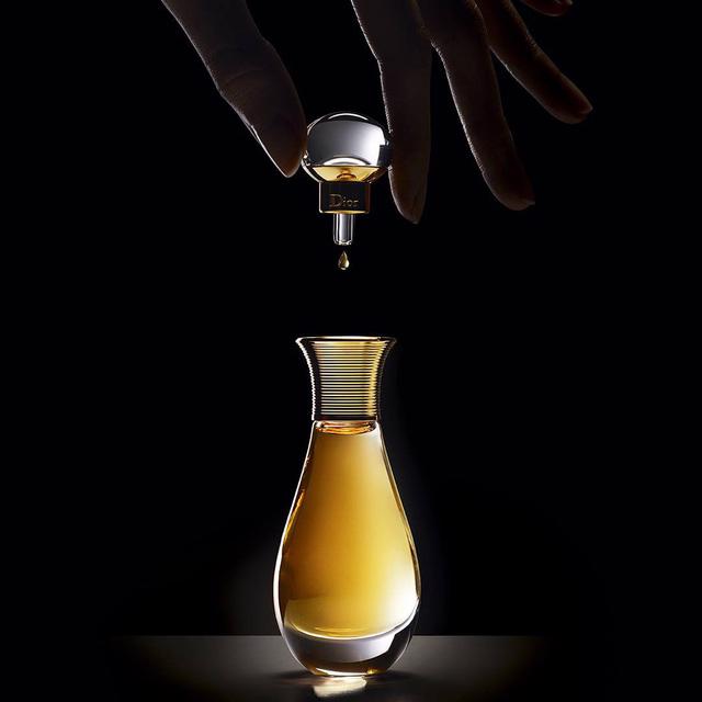J’adore L’Or Dior Essence de Parfum - Tinh chất từ 10.000 cánh hoa tươi đắt tiền nhất thế giới - Ảnh 1. J’adore L’Or Dior Essence de Parfum - Tinh chất từ 10.000 cánh hoa tươi đắt tiền nhất thế giới - Ảnh 1.