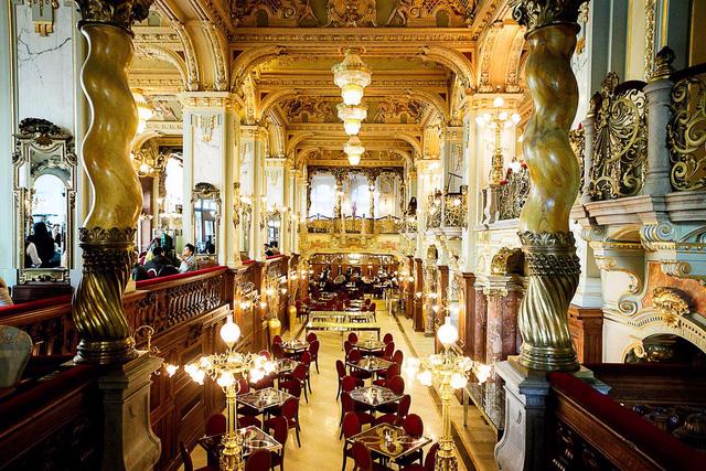 Thăm quán cà phê đẹp nhất thế giới tại Budapest - Ảnh 2.