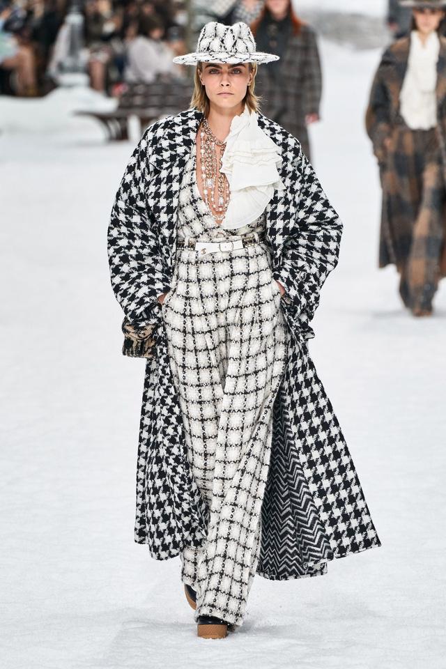 BST Thu - Đông 2019 của Chanel: lời tạm biệt tuyệt đẹp của Karl Lagerfeld - Ảnh 1.