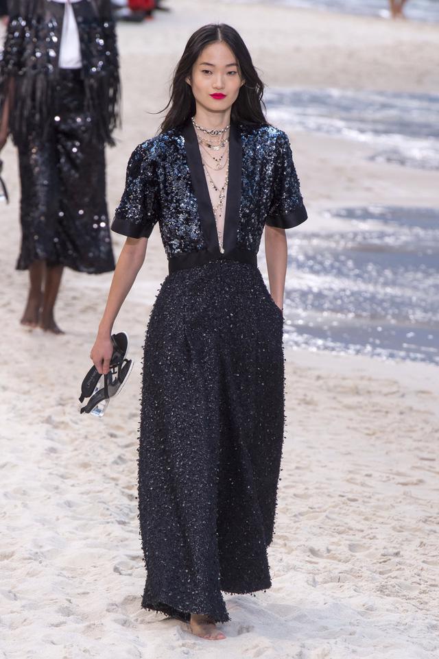 BST Xuân - Hè 2019 của Chanel: những quý cô trên bãi biển - Ảnh 15.