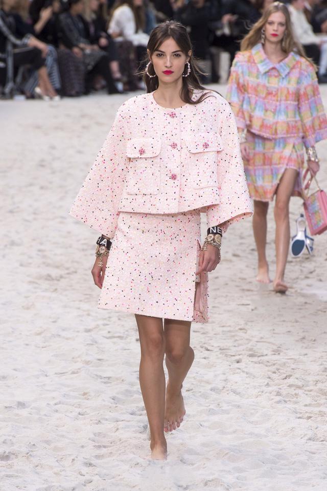 BST Xuân - Hè 2019 của Chanel: những quý cô trên bãi biển - Ảnh 4.