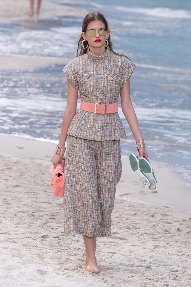 BST Xuân - Hè 2019 của Chanel: những quý cô trên bãi biển - Ảnh 6.