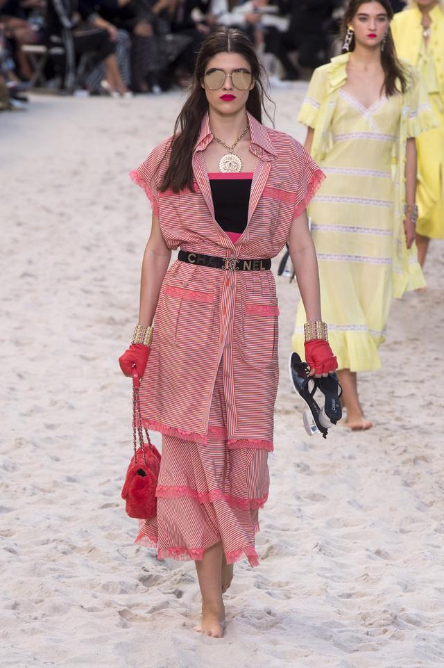 BST Xuân - Hè 2019 của Chanel: những quý cô trên bãi biển - Ảnh 8.