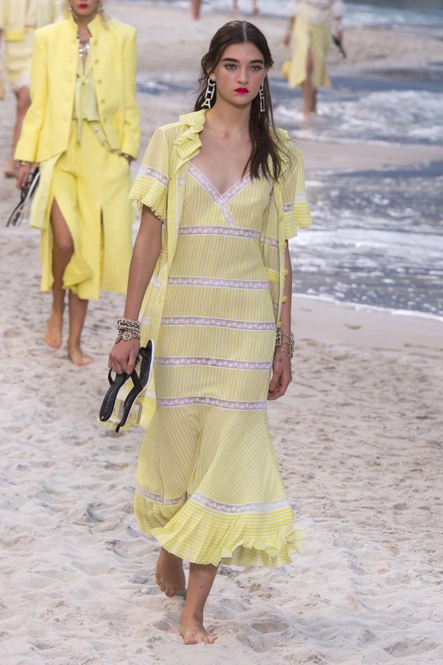 BST Xuân - Hè 2019 của Chanel: những quý cô trên bãi biển - Ảnh 12.