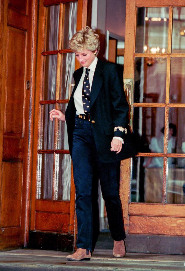 Những trang phục street style truyền cảm hứng của Công nương Diana - Ảnh 12.