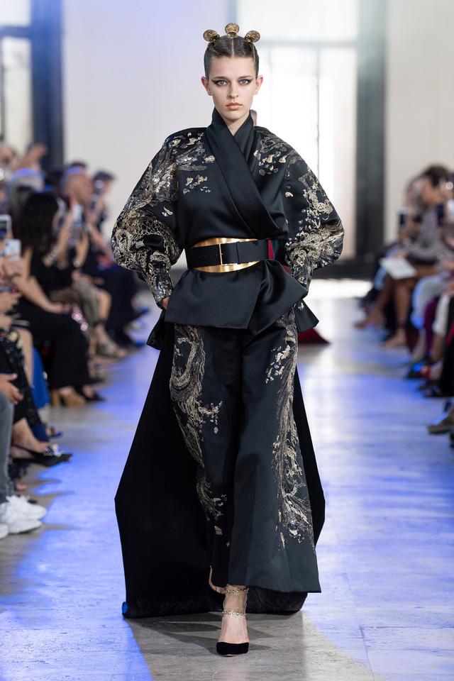 BST Haute Couture Thu - Đông 2019 của Elise Saab: phương Đông huyền bí - Ảnh 1.