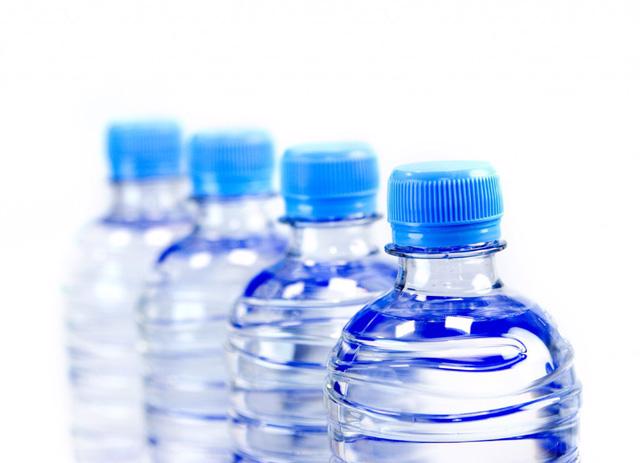 Uống nước đóng chai tăng hấp thụ hạt vi nhựa vào người - Ảnh 1.