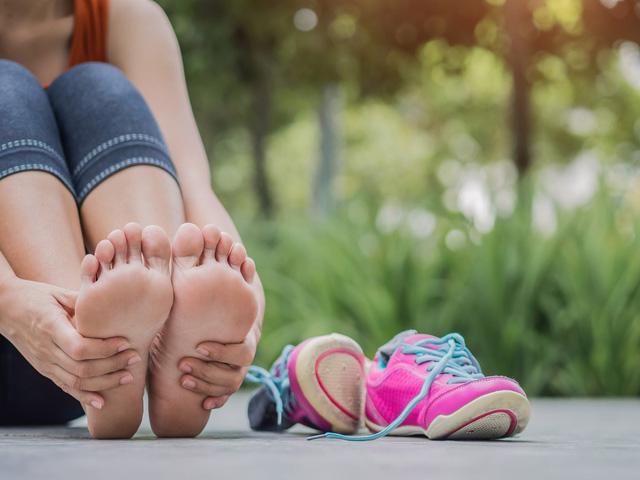 Đi giày sai cách sẽ dẫn đến các bệnh lý bàn chân - Ảnh 3.