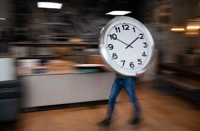Đồng hồ châu Âu đã đồng loạt đổi giờ - Ảnh 2.