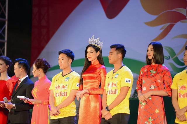 Dàn Hoa hậu hội ngộ các cầu thủ của CLB HAGL - Ảnh 1.