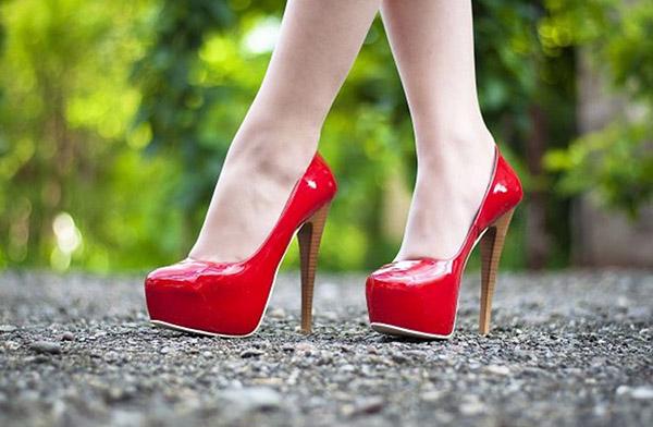Học những bí quyết để tự tin sải bước với giày cao gót như siêu mẫu - Ảnh 1