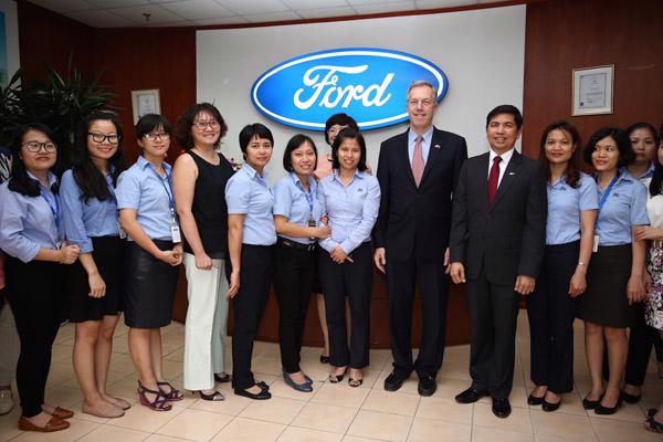 Đại sứ Mỹ tại Việt Nam thăm nhà máy Ford Hải Dương - Ảnh 1