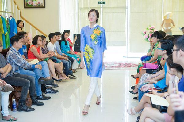 Vẻ đẹp Á Đông trên tà áo dài PEONY - Ảnh 1