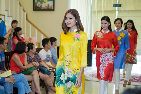 Vẻ đẹp Á Đông trên tà áo dài PEONY - Ảnh 9