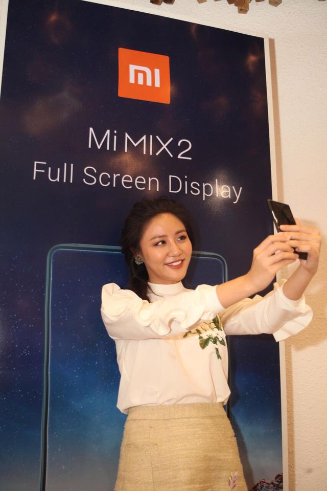 Xiaomi trình làng smartphone thiết kế tràn màn hình và smartphone đèn LED selfie đầu tiên - Ảnh 4.