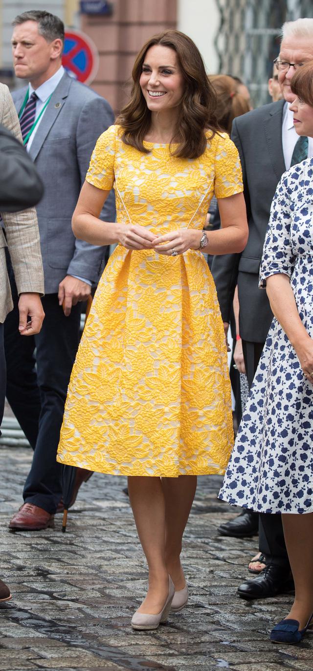 Công nương Kate Middleton mặc đầm sơ mi thanh lịch