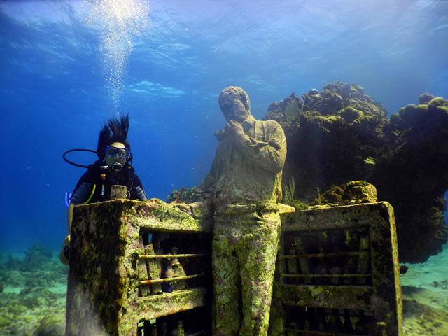 Lặn biển để ngắm những pho tượng bí ẩn và tuyệt đẹp - Ảnh 13.