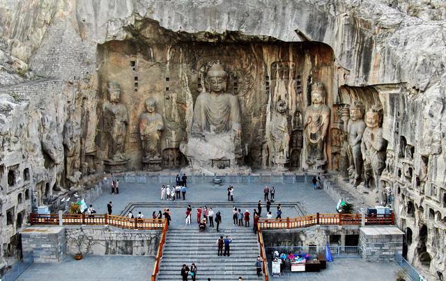 Thăm hang Long Môn, chiêm bái hàng trăm ngàn tượng Phật - Ảnh 1.