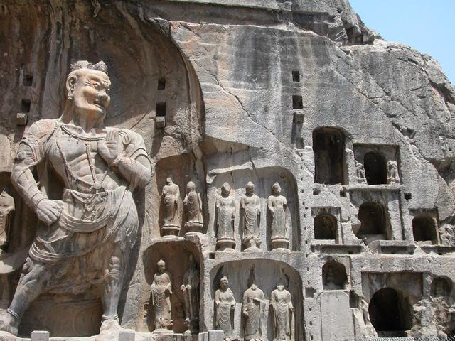 Thăm hang Long Môn, chiêm bái hàng trăm ngàn tượng Phật - Ảnh 9.